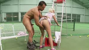 Tenis hocası sevimli tenisçiyle tanışır ve tenis kortunda ateşli, güçlü  oral ve anal seks yapar | xHamster