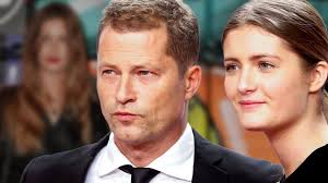 Für den film gründete til schweiger die produktionsfirma barefoot films, mit der er auch seine folgenden filme produzierte. Til Schweiger Frisch Verliebt In Eine 25 Jahrige Bunte De