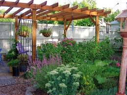 Kleingarten Ideen Holz Pergola Zierpflanzen Blumenampel Gartengestaltung Sichtschutz Garten Garten