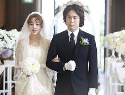 Lee so yeon is a fashion designer and often dream of han jung woo searching for her.meanwhile, kang hyung joon (yoo seung ho) is a gong ah jung gets entangled in a web of lies when she mistakenly lies that she's married to hyun ki joon, an elite ceo from an affluent family. Marry Him If You Dare Yoon Eun Hye Dares To Marry Lee Dong Gun Divalycious Yooneunhye Jungyonghwa K Dramas Asianmalestars Asianfemalestars Celebrity Koreanstars Vingle Interest Network