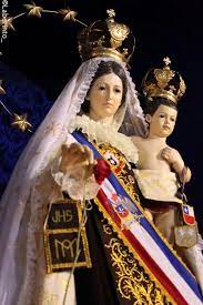 De forma paralela al río discurre la calle betis, nombre que hace referencia a la denominación latina del río guadalquivir, y que aún conserva algunos de los muelles del siglo xix, conocidas como zapatas, en la calle se encuentra la casa de la columnas, edificio que data de 1780 en el lugar que ocupó la antigua universidad de mareantes. Http Forosdelavirgen Org 176 Nuestra Senora Del Carmen De La Tirana Chile 16 De Julio La Tirana Tatuajes Religiosos Imagenes De La Virgen