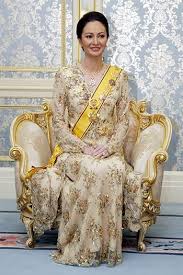 Recently, pictures of sultan nazrin shah of perak doing regular things like taking the train and shopping for books went viral all over the the amazing lady was sponsored by tanah malaya federal government to train there. Pin By G K On 3 Fashion 3 Royal Wedding Gowns Royal Fashion Royal Beauty