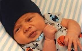 Ngửi thấy mùi bất thường, người mẹ đãng trí chết lặng khi phát hiện con 3  tháng tuổi chết trong xe