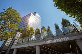 Fue inaugurado en el año 2005 y es moderno e inmenso, con una superficie total construida de casi 178.000 m2 y 4 plantas de altura. Palas Iasi Are Un Frate Mai Mare La TimiÈ™oara Iulius Town InvestiÅ£ie TotalÄƒ In Valoare De 442 Milioane Euro