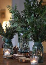 8 idees a copier pour une deco de noel originale avec des branches de sapin christmas jars christmas mason jars tree trimmings