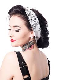 rockabilly frisur mit kopftuch farbiges tattoo am hals roter lippenstift und schwarz frisuren mit haarreif bandana binden mittellange haare frisuren flechten