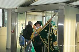 A photograph with a matte finish. Narren Erobern Vr Bank Einmarsch In Tempel Der Moneten