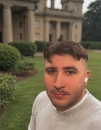 Hej, Jag heter Petter, är 22 år gammal och söker en lägenhet! Jag är en  lugn och skötsam person som flyttar till Göteborg för att studera. Jag  röker inte och har inga