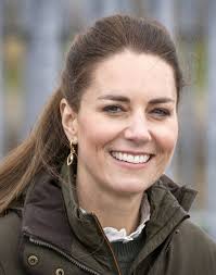 Stay strong, dear Mom…” Prince George sobbed as he bid farewell to his  mother, Kate Middleton, heading for her second round of chemotherapy: “They  said my mother might not come back…” (