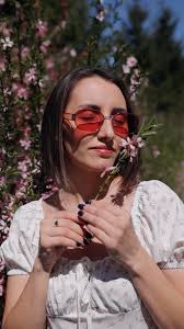 Ходишь такой вдохновленный по утрам и на ходу сногшебательные места сами  тебя находят. А скоро сирень и яблоня пойдет 🌸💐🌼 И во такие вот видосики  появляются 📽️ #видеопродакшен #focusgroupmedia Хотели бы себе