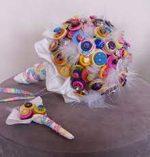 La boutonnière est faite à la main, sur mesure en france avec des fleurs artificielles haut de gamme. Bouquet De Boutons Bouquet De Mariee Alternatif Originaux Mariage