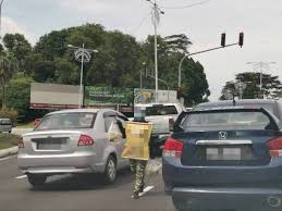 Pemuat, jengkaut, forklift dan jentera jalan raya, sama sekali 500 + model. Awas Pengguna Jalan Raya Berdepan Denda Rm2 000 Jika Beli Jualan Di Lampu Isyarat