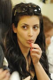 Auch ohne schminke ist kim kardashian ein hingucker. 12 Gorgeous Pictures Of Kim Kardashian Without Makeup Styles At Life
