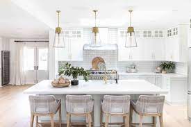 Feeling a bit confused on how to hang your pendant lighting over your kitchen island?! 20 Kitchens With The Most Beautiful Pendant Lighting