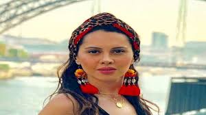 In addition, she was the main character under the supervision of the movie director mohammed khan in a movie called factory girl, a movie that w ÙŠØ§Ø³Ù…ÙŠÙ† Ø±Ø¦ÙŠØ³ ØªØ³ØªØ¹Ø±Ø¶ Ø¬Ù…Ø§Ù„Ù‡Ø§ Ø¨Ù…Ù„Ø§Ø¨Ø³ Ø¬Ø±ÙŠØ¦Ø© Ø¹Ù„Ù‰ Ø§Ù„Ø¨Ø­Ø± ÙÙŠØ¯ÙŠÙˆ