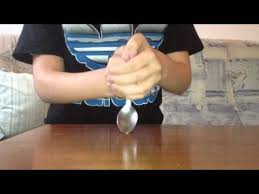 Tordre Une Cuillere Tour De Magie Youtube