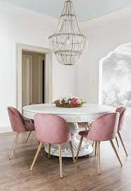Beaded Chandelier Pink Velvet Chairs In The Dining Room Diseno De La Sala De Comedor Decoracion De Interiores Mesas Y Sillas Comedor