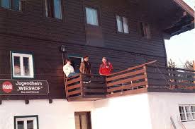 Built in 2015, this stunning high vaulted ceilinged penthouse boasts 99,6 sqm of living plus two sun terraces to the south and west capturing the beautiful mountain views. Wieshof Abgerissen Verband Der Absolventen Des Brg Und Bg Wien 14 Astgasse 3 Goethe Gymnasium