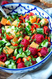 sommersalat mit melone gurke und himbeeren madame cuisine rezept salate rezepte gesund leckere salate rezepte