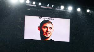 Sala, 28, had been flying. Emiliano Sala Familie Trauert Um Abgesturzten Fussballer Liga Plant Gedenken Eurosport