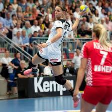 Mareike kommt frisch von der uni und hat fashionmanagement studiert. Frauen Nationalmannschaft Henk Groener Nominiert Kader Mit Xenia Smits