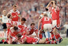 الصفحة الرئيسية أخر الأخبار منتخب الدنمارك لكرة القدم. Ø­ÙƒØ§ÙŠØ© Ø§Ù„ÙŠÙˆØ±Ùˆ Ù†Ø³Ø®Ø© 1992 Ø§Ù„Ø¯Ù†Ù…Ø§Ø±Ùƒ Ù…Ù† Ø¶ÙŠÙØ© Ø¥Ù„Ù‰ Ù…Ù„ÙƒØ© Ø¹Ù„Ù‰ Ø¹Ø±Ø´ Ø£ÙˆØ±ÙˆØ¨Ø§ Cnn Arabic