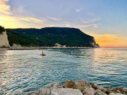 La piazza con il suo aspetto semplice funge da magnifico balcone offendo un panorama indimenticabile verso il conero e le sue spiagge. Datei Monte Conero Visto Dalla Spiaggia Urbani Jpg Wikipedia