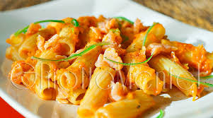 Se necessario, aggiungete un pochino di acqua di cottura della pasta, per. Pasta Rigatoni Con Salmone Affumicato E Zucca Ghiottamente