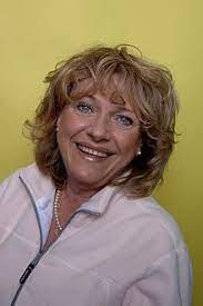 Lotta har åter laddat upp för en fullspäckad allsångskväll. Ewa Roos Wikipedia