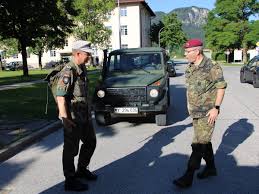 ɡəˈbɪʁksˌjɛːɡɐ ) are the light infantry part of the alpine or mountain troops ( gebirgstruppe ) of germany and austria. Heer ×'×˜×•×•×™×˜×¨ Dienstaufsicht In Den Alpen Inspekteur Heer Besucht Die Gebirgsjager Heer Nach Der Begrussung Durch Den Kommandeur Gebirgsjagerbrigade23 Oberst Maik Keller Geht Es In Einem Gtkboxer Zur Seilbahn Reiteralpe Badreichenhall