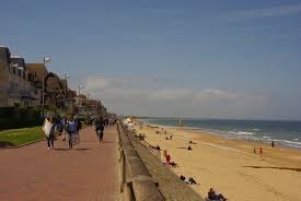 Cabourg commune is a popular family seaside resort in lower normandy. Cabourg Feu Vert Pour Les Professionnels Patience Pour Les Promeneurs
