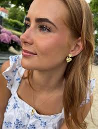 ELLI WHITE SEASHELL VEST🐚 499kr. https://aaberg-cph.dk/products/elli-white -seashell-lemon-vest?_pos=22&_sid=950dfec41&_ss=r