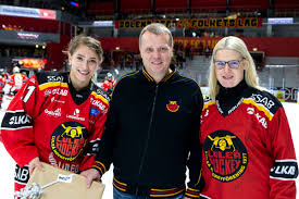 Places luleå, sweden community organizationsports club luleå hockey. Lulea Hockey Na Twitteri Kvallens Matchsponsor Ncc Representeras Av Anders Och Malin Gard Som Tar Emot Matchtroja Av Lagkapten Jenni Hiirikoski Samt Delar Ut Pris Till Matchens Lirare Sandra Rannerud Lhfgameday Ncc