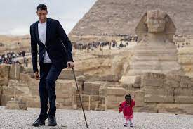 L'homme le plus grand du monde 2018. L Homme Le Plus Grand Et La Femme La Plus Petite Du Monde Reunis Sur Une Photo