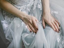 Welche braut wünscht sich zur hochzeit nicht ein kleid, in welchem sie strahlen kann und… Hochzeitstrend Graue Brautkleider Als Alternative Zu Weiss Freundin De