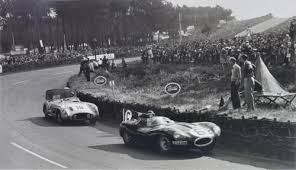 Mike Hawthorne In A Jaguar D Type Followed By The Mercedes Benz 300 Slr Driven By Stirling Moss Or Juan Manuel Fangio At Le Man Mercedes Benz 300 Benz Racing