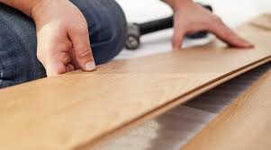 Colocar la primera tabla del piso laminado. Como Instalar Un Suelo Laminado Paso A Paso 10 Consejos
