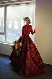 Lehenga berwarna merah yang dipotong asimetris merupakan mahakarya yang luar biasa. Warna Gaun Pengantin Selain Putih Apa Saja V Co Jewellery News