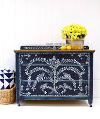 Sara From Surrey Lane Home Painted This Sweet Chest Of Drawers With Chalk Paint Furniture Paint Painting Furniture Diy Folk Decor White Chalk Paint Furniture