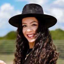 Caroline Fogle's Instagram, Twitter & Facebook