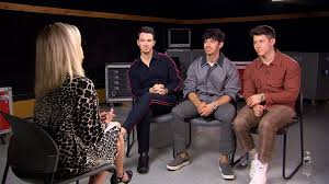 Hier sind die jonas brothers beim american football spielen während einer drehpause in los angeles. Nick Jonas Feared Brothers Would Never Speak To Me Again Post Split Rolling Stone