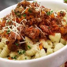 Abuelas y madres argentinas recibirán. Noquis De Papa Con Salsa Bolognesa Para El 29 Cocineros Argentinos