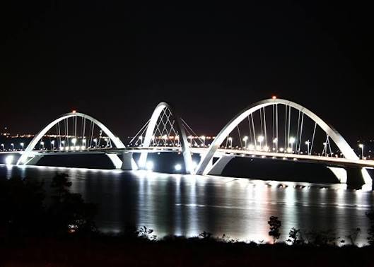 Ficheiro:JK bridge Brasilia lights.jpg – Wikipédia, a enciclopédia livre