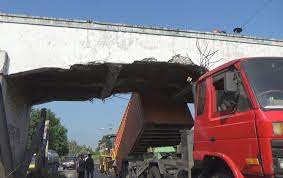 Pikbest telah menemukan 3227 truk kontainer templat gambar desain untuk penggunaan komersial pribadi. Sopir Lihat Google Boks Kontainer Nyangkut Jembatan Timpa Pemotor