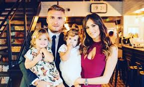 He is a forward for the italian national team and lazio ciro was the most gifted boy among his peers when he was younger. Niente Sesso Sembrano Un Famiglia Perfetta Lui Bello Ricco E Famoso Una Compagna Sexy E Due Figlie Eppure Al Di La Dell Apparenza