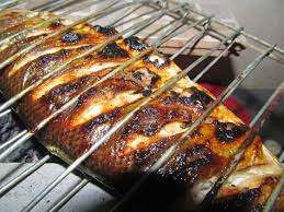 Bakar ikan dengan arang tanpa digoreng dan olesi dengan bumbu margarin sesuai selera. Maria Abdillah Nikmatnya Ikan Bakar
