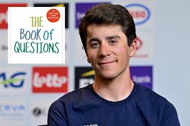 BOOK OF QUESTIONS. Cian Uijtdebroeks: “Vindt Patrick Lefevere dat ik al verder had moeten staan? Oké, hij mag dat zeggen”