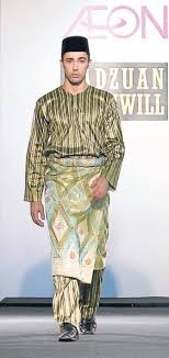 Untuk pengetahuan semua, baju melayu tradisional ini sebenarnya mempunyai simbolik tersendiri malah, bukan sahaja butang cekak musang, butang baju teluk belanga pun membawa. 110 Batik Songket Ideas In 2021 Batik Malaysian Batik Batik Design