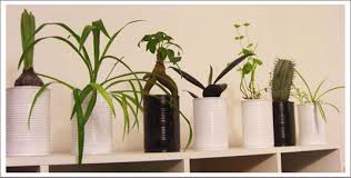 Une malle en bois peut accueillir des dvd ou les draps. Deco Recup Astuces Et Idees