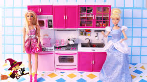 Discover the best selection of barbie items at the official barbie website. Cocinita De Juguetes Barbie Invita A Su Amiga Cenicienta Youtube
